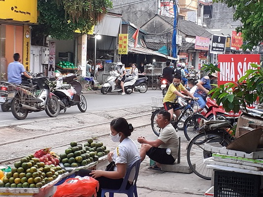 Khu chợ tại đường Thượng Thanh vẫn tấp nập người mua, kẻ bán, không đảm bảo giãn cách, nhiều người quên khẩu trang.